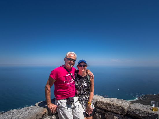 Großartiges Panorama am Table Mountain (der Bierbecher rechts im Bild gehört übrigens nicht uns, sondern dem Japaner, der uns fotografierte )
