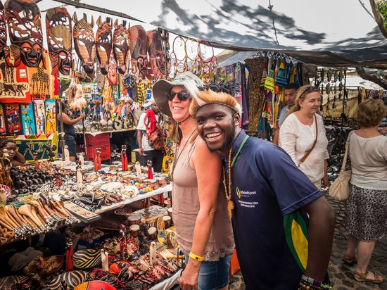 Klaudia wurde von dem Marktverkäufer unabsichtlich umgerannt. Als Wiedergutmachung durften wir ein Foto mit ihm machen 