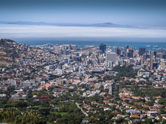 Blick von der Talstation der Table Mountain Seilbahn auf Kapstadt