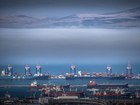 Blick von der Talstation der Table Mountain Seilbahn auf den Hafen