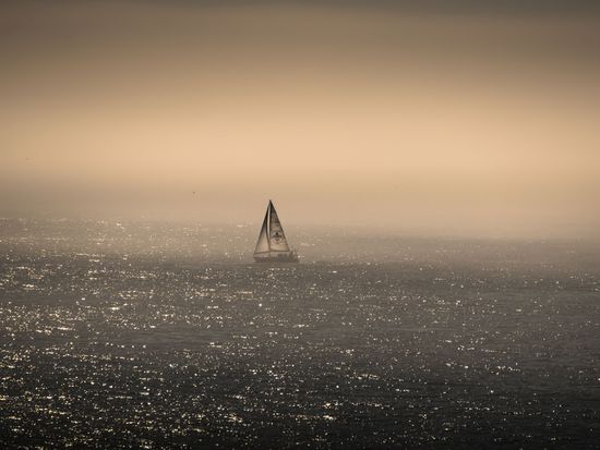 Ein einsames Segelboot in den Weiten des Atlantischen Ozeans