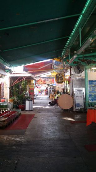 De Restaurant-Strasse in Sok Kwu Wan - die Horrden fallen dann am Samstag ein ...