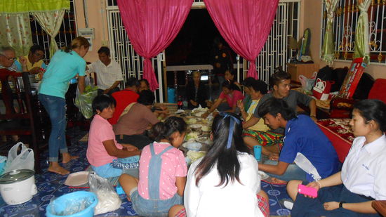 19Thais und 2,5 Farangs.