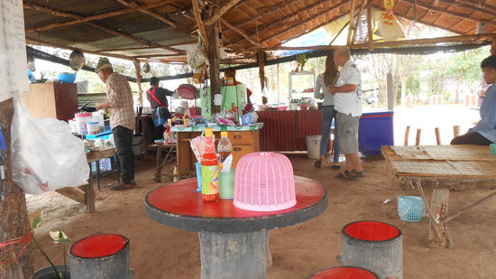 Eine von vielen einfachen Garküchen
unterwegs.