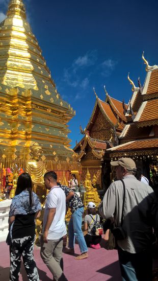 Im Innenhof des Wat der nur ohne Schuhe betreten darf.