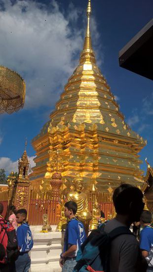 Der prächtige"Chedi"der von den Gläubigen betend dreimal umrundet wird.