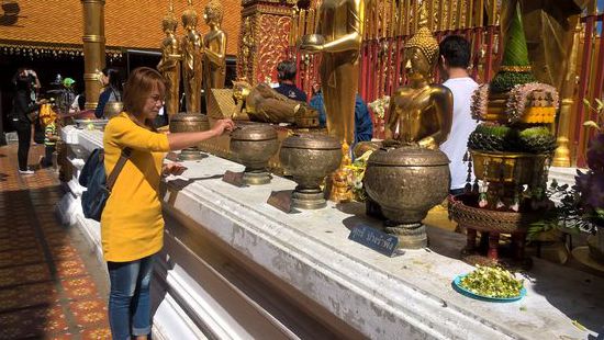Hier kann man 20 Bath in 1Bath Münzen tauschen und damit die Opferschalen füttern.