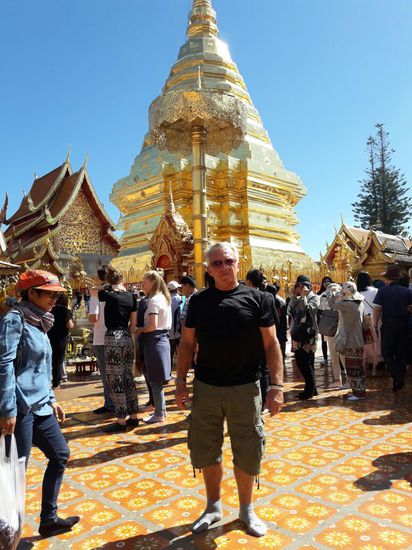 Ohne Schuhe im Tempel.