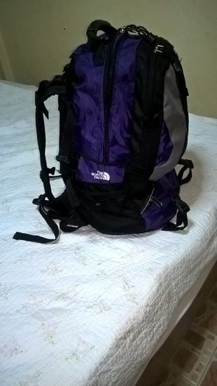 Rucksack � gepackt,kommt mir etwas viel vor für 3 Tage und 2 Nächte.
Hab ich alles mit oder zuviel????� Aber ich habe doch nur das nötigste eingepackt .
Fragen die mich 1 Stunde vor Start quälen denn ich muss ihn 3 Tage selbst tragen �!!!!
Inhalt:U-Wäsche u.Socken.4 T-Shirt,lange Trainingshose und leichter Pulli für die Nächte (kann kalt werden),Badehose,Short,Handtuch , Zahnbürste und Zahnpasta (Rasierer bleibt zurück)Flipflops, Regenschutz, Schlafsack,Medikamente,Fotoapparat  , Handy u.Ladegerät,Sonnenschutz,Mückenschutz,Kopfbedeckung.
Um 8:30 werden wir von einem Songthew Taxi abgeholt.
Unsere Gruppe besteht aus einem Ehepaar aus Köln,zwei junge Frauen aus Deutschland,zwei junge Frauen aus Belgien Vai und ich.
Zunächst hielten wir an einem Markt  um Lebensmittel einzukaufen.
Um ca.11 Uhr erreichten wir den Wasserfall Mok Fa  wir uns etwa 1 Stunde aufhielten und das kühle Wasser genießen konnten.
Ganz in der Nähe gab es in einem Restaurant Mittagessen.
Gegen 14 Uhr erreichten wir unseren Startpunkt zum Trekken.
Die Sonne stand hoch und mit unseren schweren Rucksäcken ging es gleich brutal aufwärts ca.eine Stunde auf und ab.
Nach einer kurzen Pause und wieder auf und ab  erreichten wir einen langen und sehr steilen Abstieg zu unserem ersten Nachtquartier in einem kleinen Dorf der " Karen"mitten im Dschungel.
Es war mittlerweile 16:30 und wir waren alle geschafft.
Nach einer einfachen kalte Dusche bekamen wir ein leckeres Essen und ließen de Tag am Lagerfeuer und kühlen Getränken ausklingen.
Unsere Gruppe hat sich von Anfang an sehr gut verstanden.
Die erste Nacht in unserem gemeinsamen  Schlafgemach war für uns alle eine neue Erfahrungen.