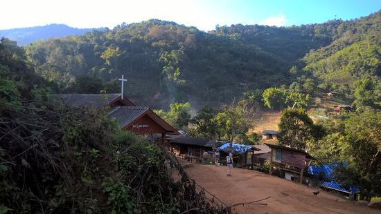 Nach einem halbstündigen steilen Abstieg liegt das Dorf vor uns.
Überraschung!!!Hier gibt es sogar eine Katholische Kirche.
Rechs oben am Hang unsere Herberge.
