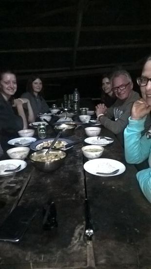 Gemeinsames Abendessen , gekocht von den Frauen des Dorfes und unserem Guide.