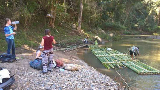 Nach weiteren 1,5 Stunden erreichen wir einen Fluß.
Dort werden aus Bambusbäumen Flöße gebaut.