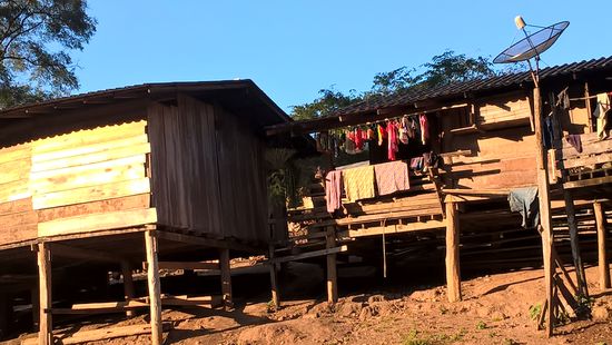 Ankunft mit dem Floß  in unsrer Unterkunft direkt am Fluß.