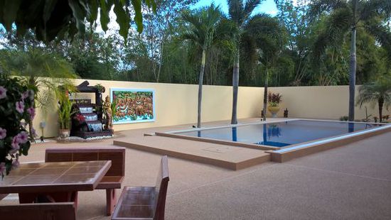 Die Rückseite des Hauses mit neuem Pool.