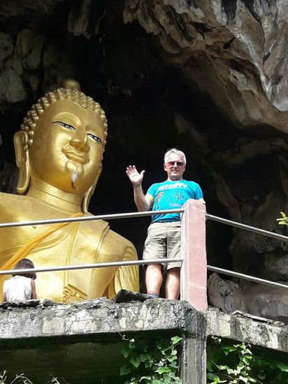 Buddafigur vor dem Höhleneingang