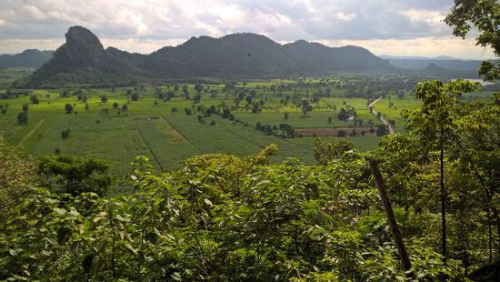 Isan Landschaft mit vielen aus der Ebene herausragende Kalksteinfelsen.