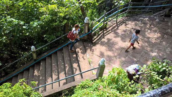Aufstieg über ca.600 unterschiedliche Treppenstufen.
