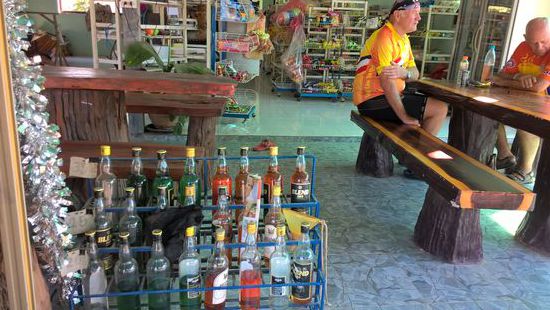 Hier wird nicht nur allerlei Krimskram verkauft sondern auch Benzin für Moped und Roller. Siehe das Regal im Vordergrund .
Abgefüllt in Schnapsflaschen, der Liter für 40 Bath oder 
halber Liter für 20 Bath !
