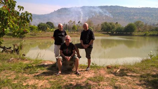 Wir nochmal vor einem von zwei Fischteichen,im Hintergrund brennende Waldflächen.