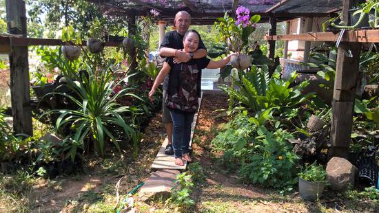 Hartmut und Hom im Garten.