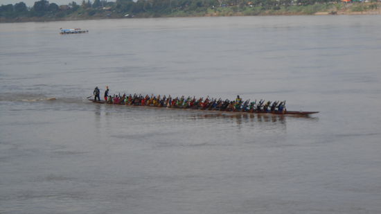 "Ruderboot " mit ca 30 Sportlern beim Training auf dem Mekong.