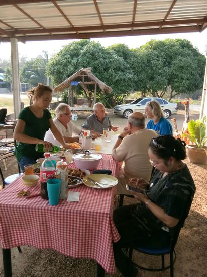 Grillparty  mit Freunden bei Walter.