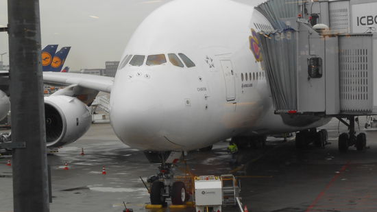 Flughafen Frankfurt .
Der Airbus A 380 wartet auf die Passagiere .