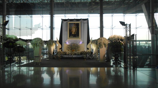 Überall auf dem Airport Bilder vom verstorbenen König.