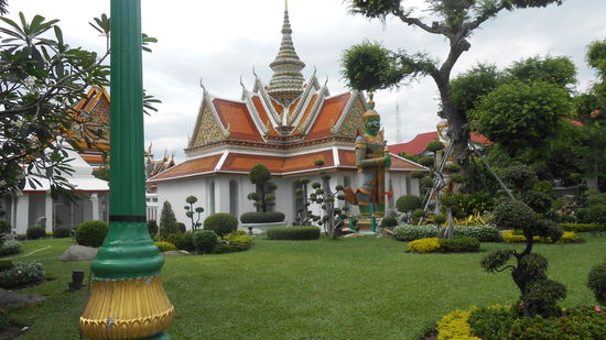 Aussenansicht Wat Arun mit Garten