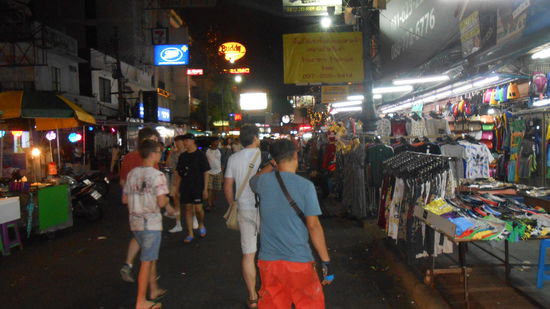 Die Khao San wird jeden Abend zur Partyzone .