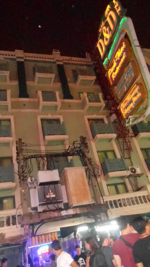 Obere Reihe zweiter Balkon von rechts unser Zimmer.