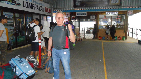 Abfahrt vom Pier in chumphon nach anstrengender 9 stündiger Busfahrt und 2 Stunden warten auf die Katamaran Fähre.