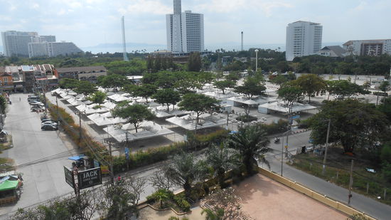 Blick vom Appartment Richtung Jomtien Beach.
Etwa 15 Minuten zu laufen.