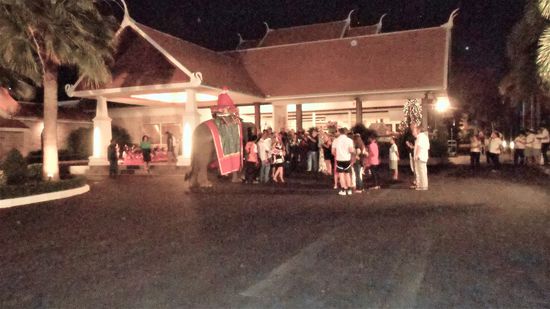 Im Thai  Garden Resort kommt der Weihnachtsmann auf einem Elefanten.