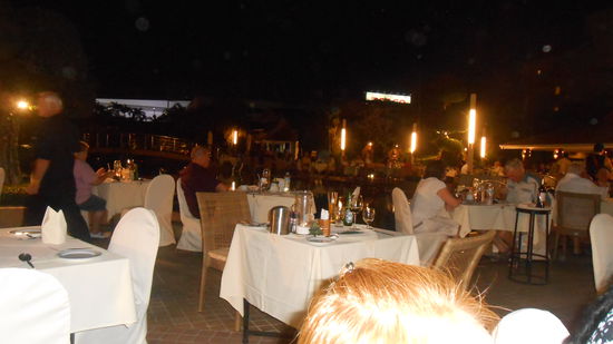 Festliches Weihnachtsmenü am Pool und im Garten.