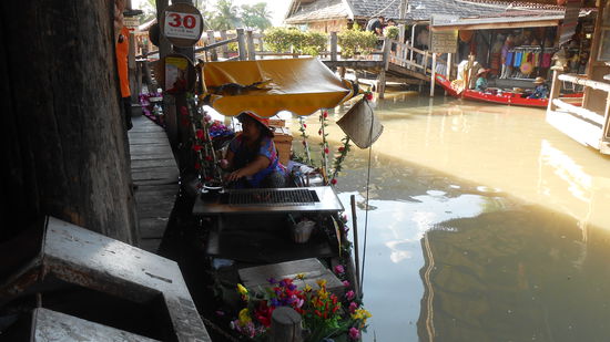 Die Wasserstrassen im Floating Markt sind sehr verschmutzt .
In diese Brühe würde ich nicht mal den grossen Zeh tauchen.