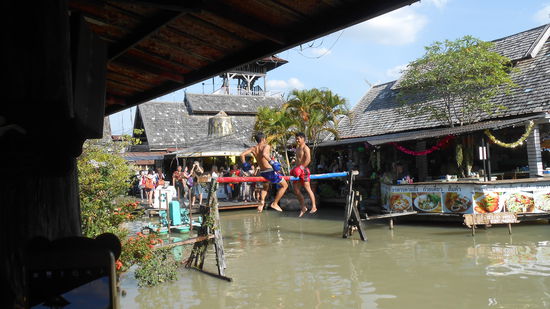 Show Fight über und im schmutzigen Wasser