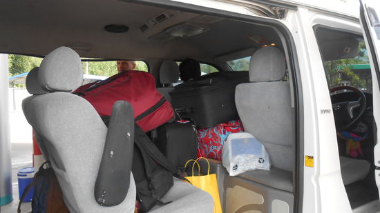 Am 30.12. um 8 Uhr Abfahrt mit Minibus nach Kho Chang.Preis 600THB pro Person für ca 250 km.
Bus war mit 8 Personen besetzt und es gab keinen Kofferraum.
Koffer und Rucksäcke wurden im Bus mit viel Geschick verstaut !!!!
Ankunft am Pier in Trat um 13:30.