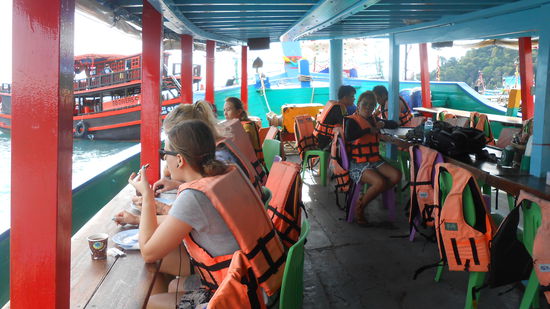 Am 2.1. wurden wir um 8:00 mit dem Taxi im Hotel abgeholt und an den Pier nach Bang Bao gebracht.
Hier wartete das Ausflugsschiff " Kontiki" auf uns. 
Wir waren an diesem Tag  nur 8 Personen auf dem Schiff.
An Bord gab es nach dem ablegen erstmal Frühstück.
Nach ca. 2 Stunden erreichten wir unseren ersten Schnorchelplatz
Koh Mak wo wir einen längeren Landgang machten.
Zurück auf dem Boot gab es Mittagessen .
Danach legten wir noch an zwei weiteren Schnorchelplätzen an.
Am Nachmittag gab es Obst und Kaffee und Kuchen.
Es war ein sehr schöner Tag für 1100 THB pro Person.
Das Boot ist zwar alt und hat auch  ein paar Schönheitsfehler.
Die liebenswürdige und freundliche Crew lässt aber keine schlechte Stimmung aufkommen.
Ich kann diese Tour nur weiter empfehlen.