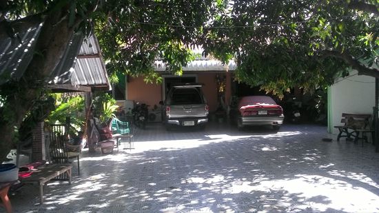 Einfahrt und Hofbereich.