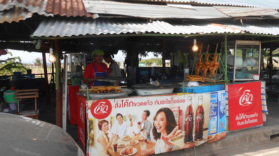 Leckeres kai (Hühnchen)  an einem der vielen Strassenrestaurants.
