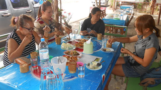 kai,Papayasalat(sehr scharf) und Klebreis für 5 Personen inkl. Getränke für insgesamt 13 € .