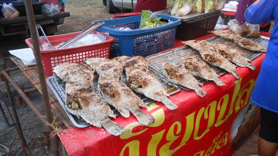 Gebratener Fisch auf dem Markt für ca.4 € .