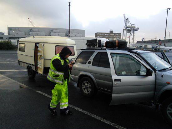 Hafen Mitarbeiter checkt Fahrzeuge auf Schäden