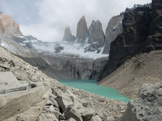 Wir haben es geschafft. Eine 8 h Wanderung (4 rauf, 4 runter) zu den Torres. Der Mittlere hat 2800 m.