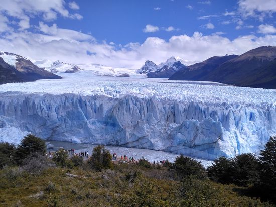 Gletscher Perito Moreno. 70 m hoch ist die blau schimmernde Eiswand.
