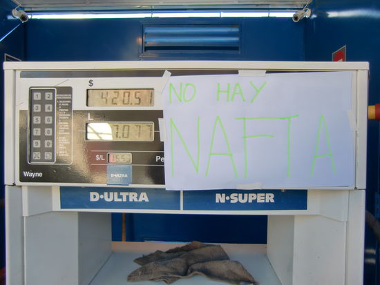 Ist uns passiert: no hay NAFTA, es gibt kein Benzin. Bei leerem Tank hätte man jetzt ein Problem. Zur nächsten Tanke waren es 150 km.