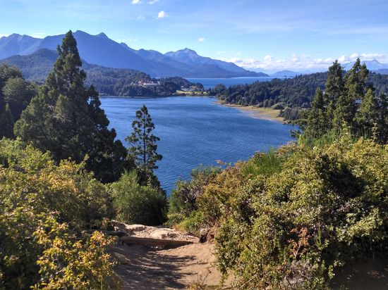 Diese Gegend wird argentinische Schweiz genannt. Wir campen wild, das war der Blick am Morgen aus dem Wohnwagen.