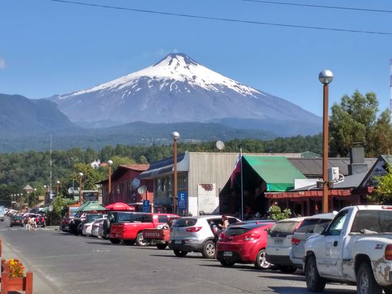 Der Vulkan Villarrica (2847m) thront über Pucon. Er ist aktiv, wie man an der Rauchwolke sehen kann.