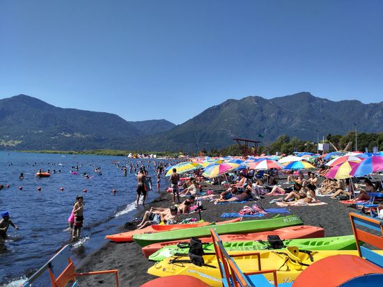 Baden am schwarzen Lavastrand vom Lago Villarrica. Der Vulkan steht hinter mir.